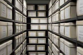 Archiv, Innenlager in einem Produktionsbetrieb, schwarze Regale mit weißen Büroboxen